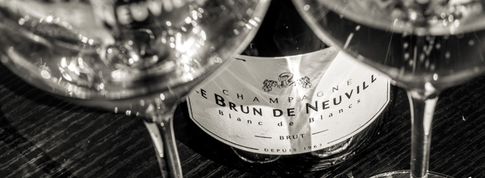 ‘Le Brun de Neuville’ besitzt in sieben verschiedenen Dorflagen überwiegend Chardonnay-Reben mit einem sehr hohen Anteil an alten Rebstöcken. Die Chardonnay-Grundweine aus diesem Gebiet gelten als die besten und sind die begehrtesten in der ganzen Champagne.